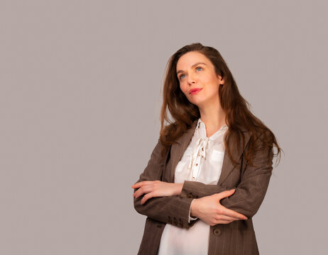 Portrait of a beautiful young professaional woman dressed in business atire'