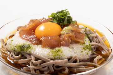 まぐろの山かけそば　（冷やし蕎麦）