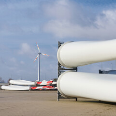 Lagerplatz für Rotorblätter von Windkraftanlagen in einem Industriegebiet in Magdeburg in Deutschland - 741192509