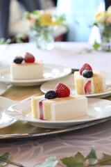 切り分けられたウェディングケーキ