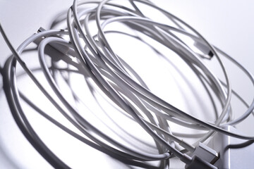 絡まったUSBケーブル