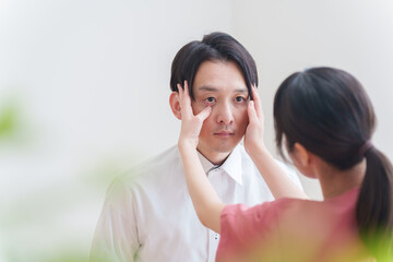 眼科で目の検査を受ける男性