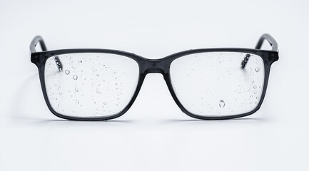 Brille mit Wassertropfen