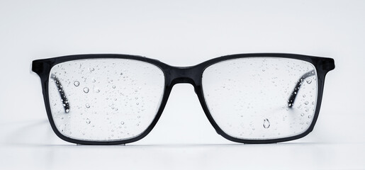 Brille mit Wassertropfen