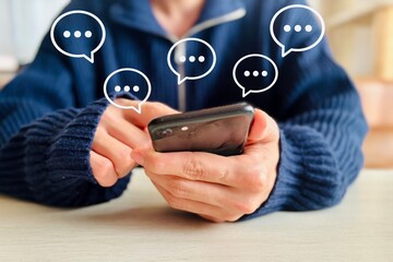 スマホでメッセージを送信する男性
