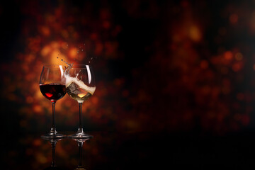 2 verres à vin contenant pour l'un du vin rouge, l'autre du vin blanc qui trinquent. Le vin blanc...
