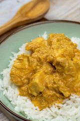 Butter chicken et riz en gros plan	