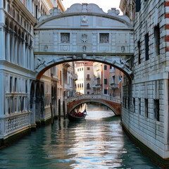 Obraz premium Romantic Canals of Venice: Blue and White Waterway