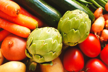 木目テーブルの上の野菜　俯瞰撮影	