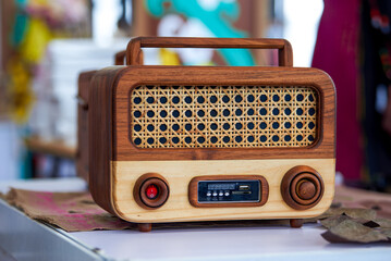 A radio with a retro-designed bamboo casing and mesh - obrazy, fototapety, plakaty