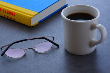 コーヒーを飲みながら読書を楽しむイメージ
