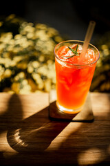 You should drink smoothies between two main meals or half an hour before meals. Smoothie water contains many organic acids, aromatic substances and enzymes that stimulate appetite and are good 