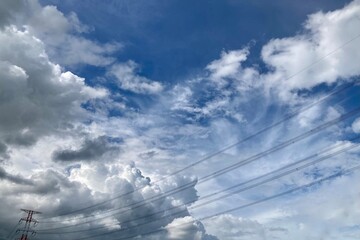 荒々しい雲と送電線と鉄塔