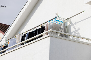 Naklejka premium 白い家のベランダに干された洗濯物