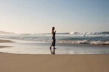 Mujer caminando por la arena junto el Océano, Fuerteventura. Instante mágico y único. Verano,...