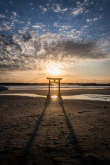 福島県いわき市　勿来海岸の鳥居と日の出