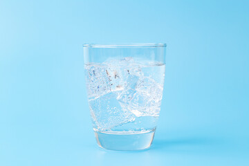 グラスに注がれた炭酸水
