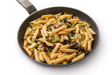 Deliziose penne lisce condite con broccoli e pancetta, pasta italiana, cibo europeo 