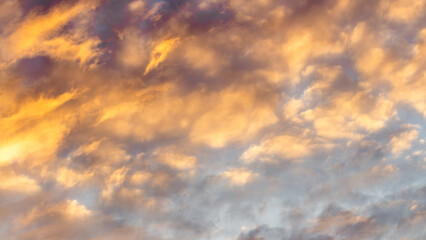 Fotografiar el cielo con nubes amarillo-anaranjadas durante el atardecer o anochecer con algo de cielo azul de fondo