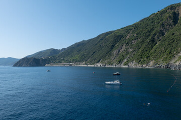 Fototapeta na wymiar Italian shores with boats and cliffs in Cinque Terre