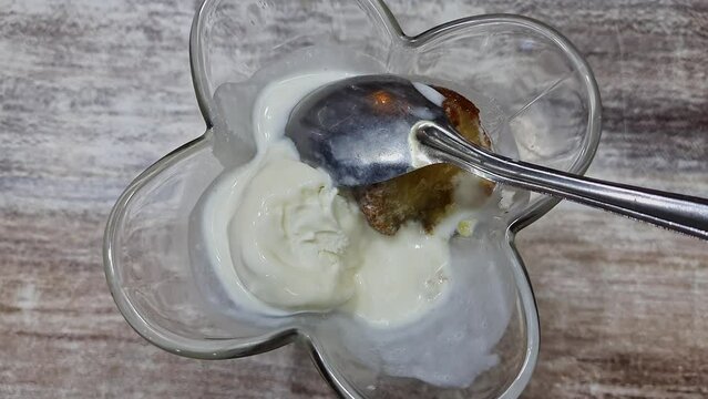 A delightful fusion of creamy vanilla ice cream and soft gulab jamun served in a bowl
