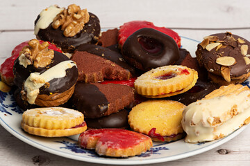 Plato con pastas de chocolate y mermelada.