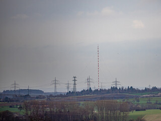 Strommasten im Feld
