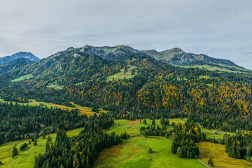 Blick in die herbstlichen Berge bei Sibratsgfäll im Naturpark Nagelfluhkette in Vorarlberg