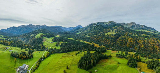 Blick in die herbstlichen Berge bei Sibratsgfäll im Naturpark Nagelfluhkette in Vorarlberg