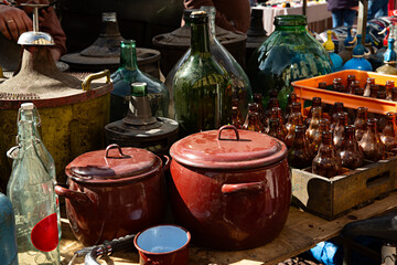 Venta de artículos de cocina vintage en mercadillo.