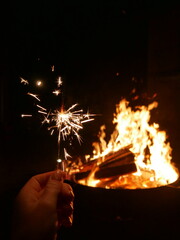 Lagerfeuer mit Wunderkerze abends