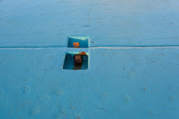 Sistema de cierre en la cubierta de un barco de carga. Superficie metalizada pintada de azul...