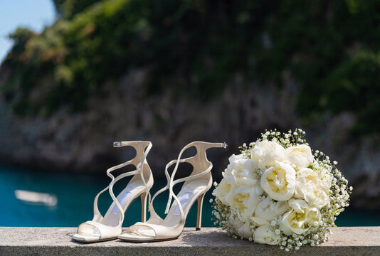Bouquet per matrimonio con scarpe sposa