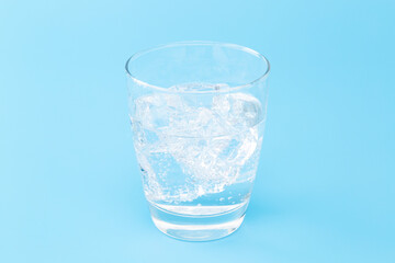 グラスに注がれた炭酸水