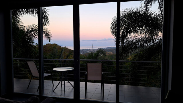Una habitaci&oacute;n con vista al mar y las monta&ntilde;as