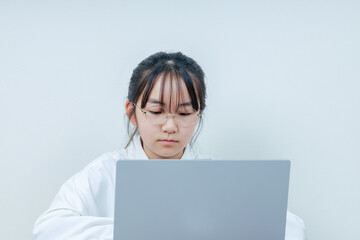 オンライン学習をする眼鏡をかけた女の子