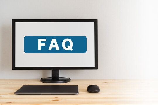 FAQと表示されているディスプレイとノートパソコン