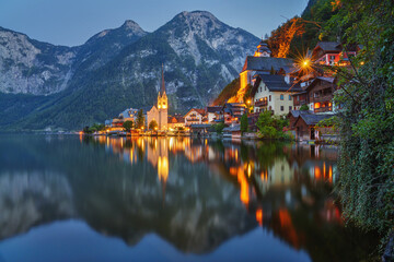  Idyllic Hallstatt at night mit Spiegelung im See Wasser - old town, Austria