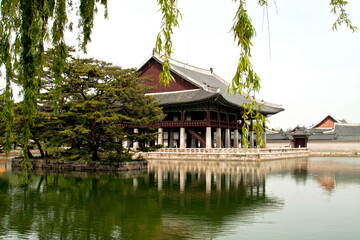 Fototapeta premium SEOUL, KOREA - MAY 17, 2015: Gyeonghoeru Pavilion of Gyeongbokgung Palace, Seoul, South Korea on May 17, 2015