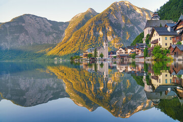 Idyllic Hallstatt mit Spiegelung im See Wasser - old town, Austria