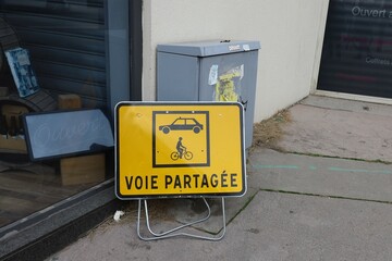 Panneau de signalisation indiquant une voie partagée entre les voitures et les vélos, rue...