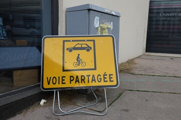 Panneau de signalisation indiquant une voie partagée entre les voitures et les vélos, rue...