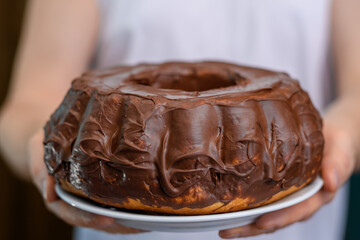 Babka piaskowa na Wielkanoc oblana czekoladą 