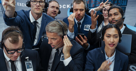 Historical Stock Exchange Depiction of Open Trading Floor Pit with Diverse Group of Traders Executing Buy and Sell Stock Orders with Hand Signals and Verbal Communication with Their Brokers - obrazy, fototapety, plakaty