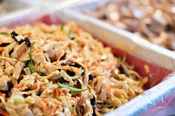 Traditional markets offer a variety of ready-to-eat cooked foods, both vegetarian and non-vegetarian. In the photo is a very common and widely loved vegetarian dish - cold tofu skin salad.
