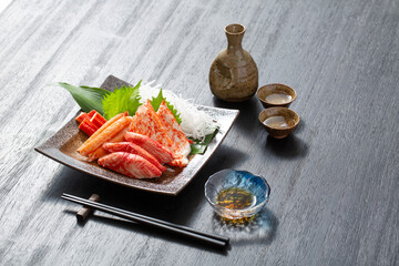 蟹蒲鉾と日本酒、陶器の皿に盛りつけた多種類の蟹蒲鉾