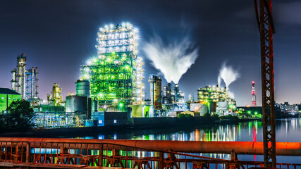 川崎の工場夜景　ライトアップされたメタリックなプラント【神奈川県・川崎市】　
Night view of a Kawasaki city factory. Light-up metallic plant - Kanagawa, Japan