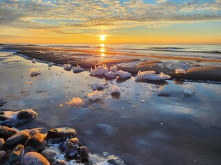 Obraz premium Breathtaking Aerial View of Majestic Snow-Covered Sea, Creating a Serene Winter Wonderland Scene in Natures Embrace