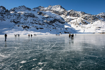 Schlittschuhlaufen auf zugefrorenem Lago Bianco, Berninapasshöhe, Kanton Graubünden, Schweiz