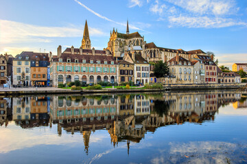 Auxerre, bords de l'Yonne, abbaye Saint-germain, Bourgogne-Franche-Comté, - obrazy, fototapety, plakaty